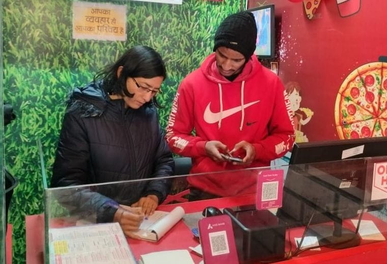 लोहाघाट में दुकान का निरीक्षण कर जानकारी लेतीं खाद्य सुरक्षा अधिकारी। स्रोत : सूचना