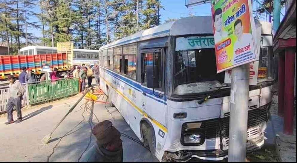 लोहाघाट रोडवेज स्टेशन पर ब्रेक फेल होने से पोल से टकराई बस। स्रोत : यात्री