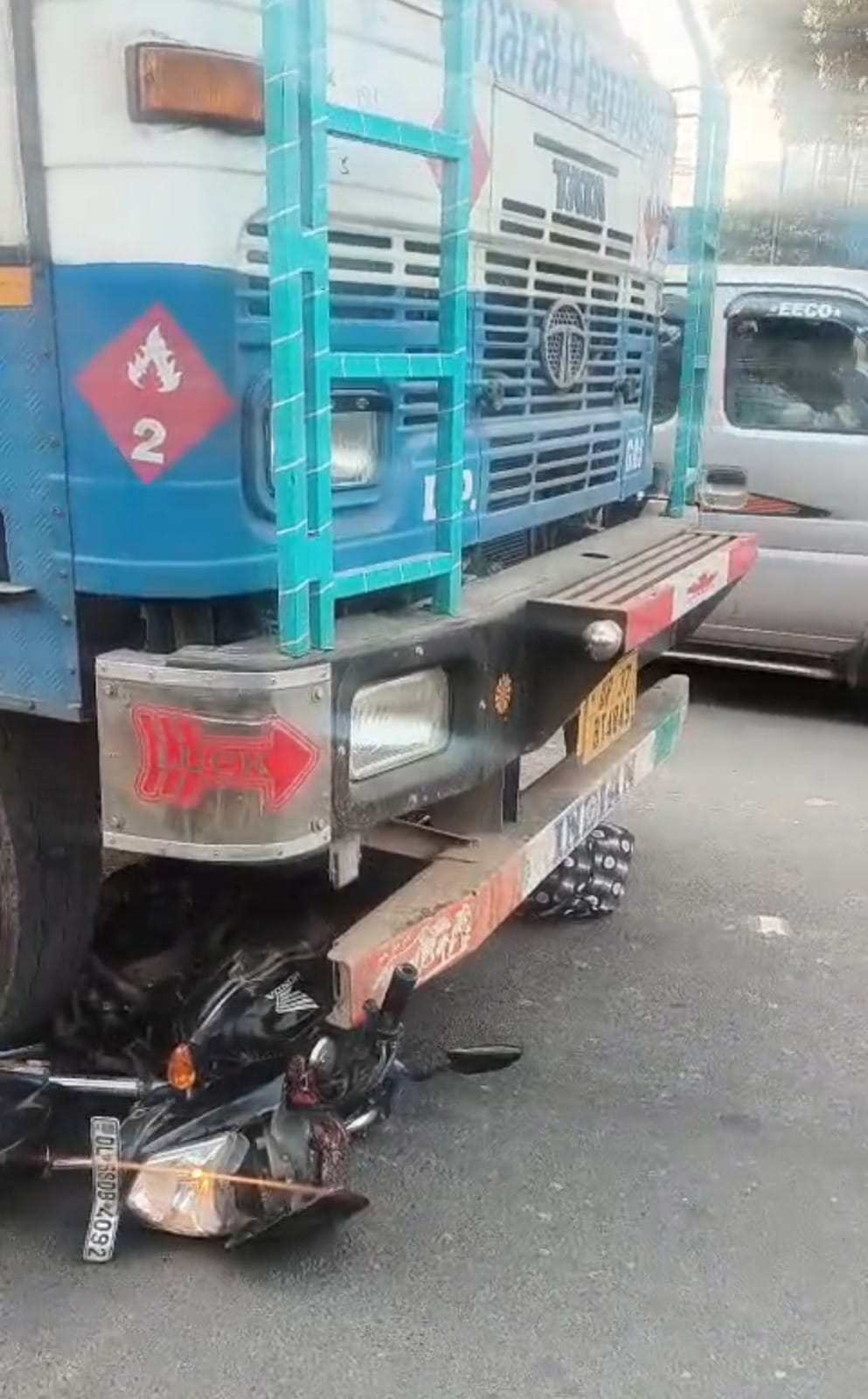 Five vehicles collided on EPE in dense fog, two injured