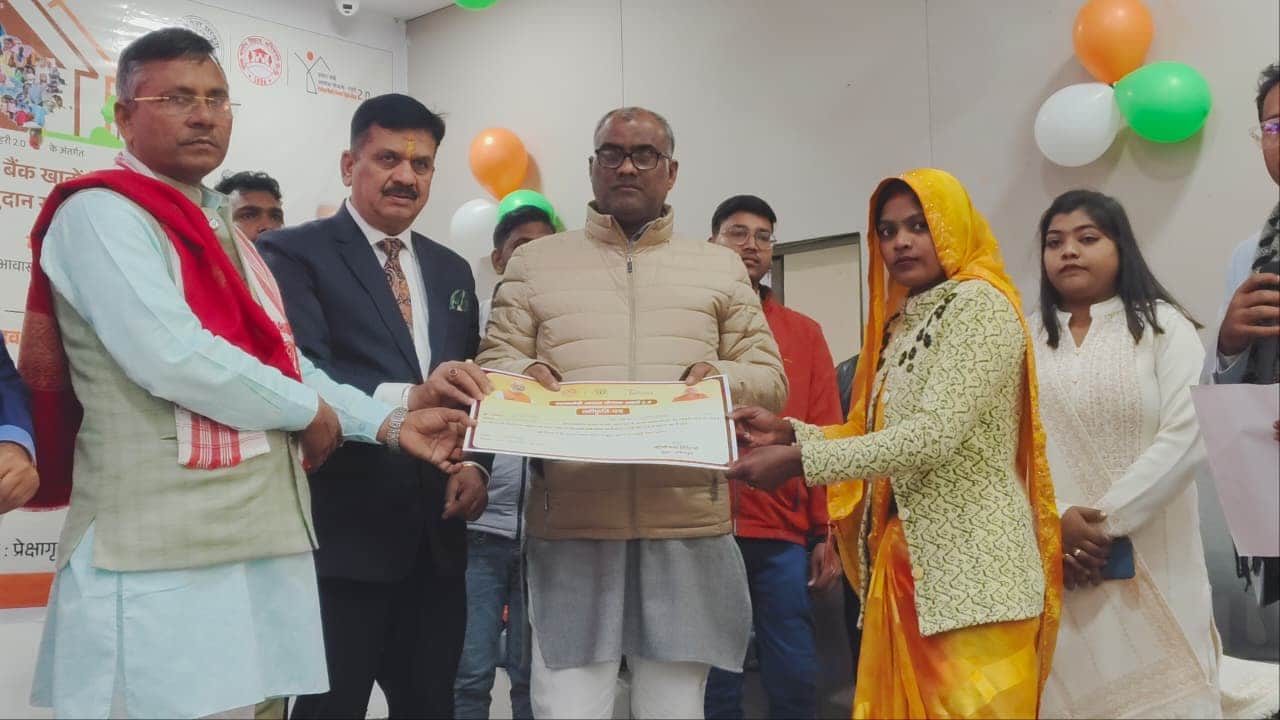 महिला को प्रमाण पत्र देते राज्यमंत्री गिरीश चंद्र यादव। संवाद