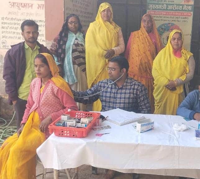महराजगंज:: लोहिंदा पीएचसी पर मरीज का चेकअप करते डॉक्टर केके यादव । संवाद