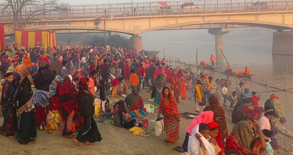 Siddharthnagar News : Devotees take a dip of faith on Mauni Amavasya