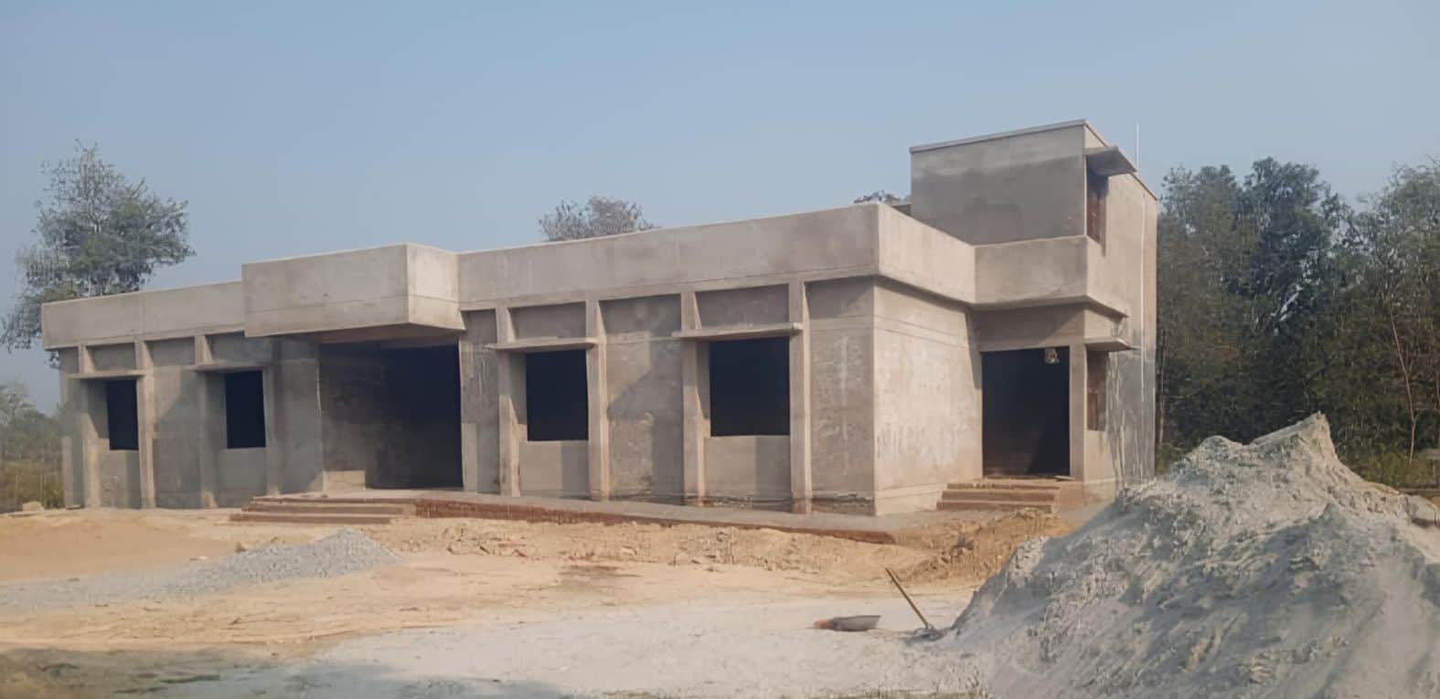 मोतिगरपुर के छिदुवारी में बन रहा कंपोजिट विद्यालय। संवाद