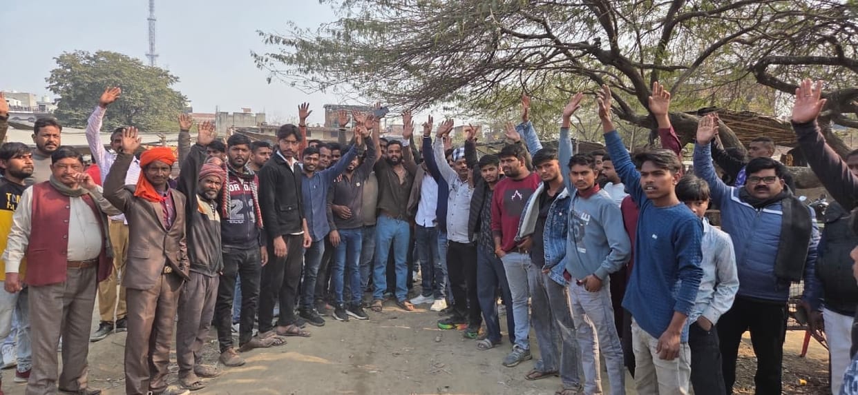 Shopkeepers protest against illegal recovery