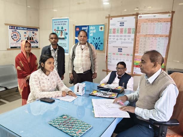 रॉबर्ट्सगंज नगरीय प्राथमिक स्वास्थ्य केंद्र में मुख्यमंत्री जन आरोग्य मेला में उपचार करते चिकित