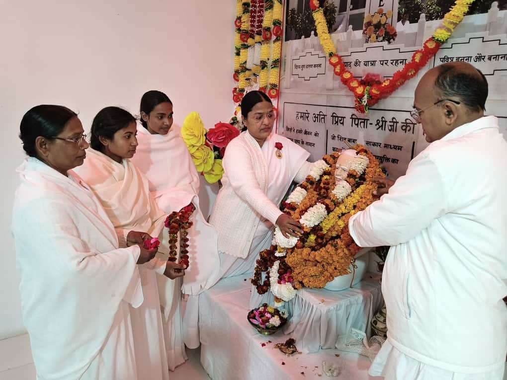 रॉबर्ट्सगंज प्रजापिता ब्रह्माकुमारी ईश्वरीय विश्व विद्यालय में श्रद्धाजंलि देते बहनें और भाई। स