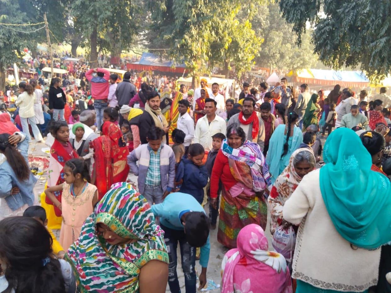 On Mauni Amavasya, devotees took a holy dip in the Saryu river.