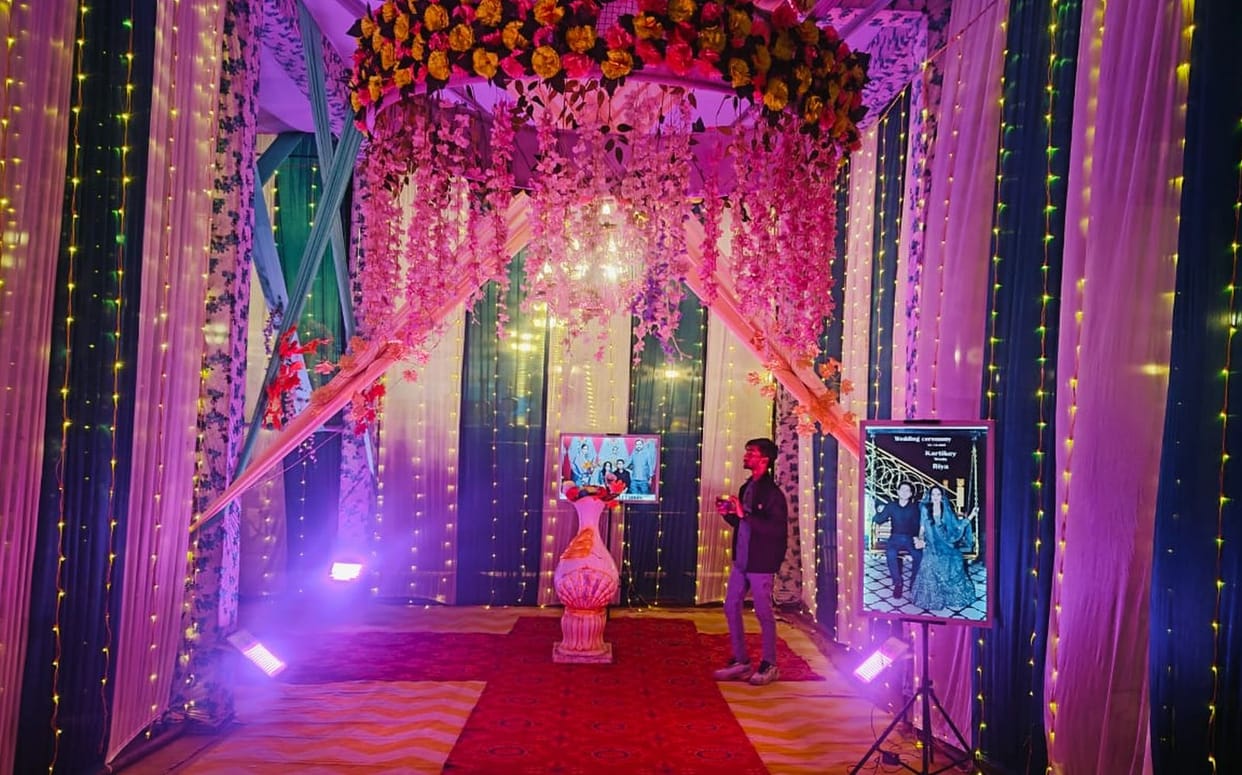 The market is buzzing as soon as the wedding season begins