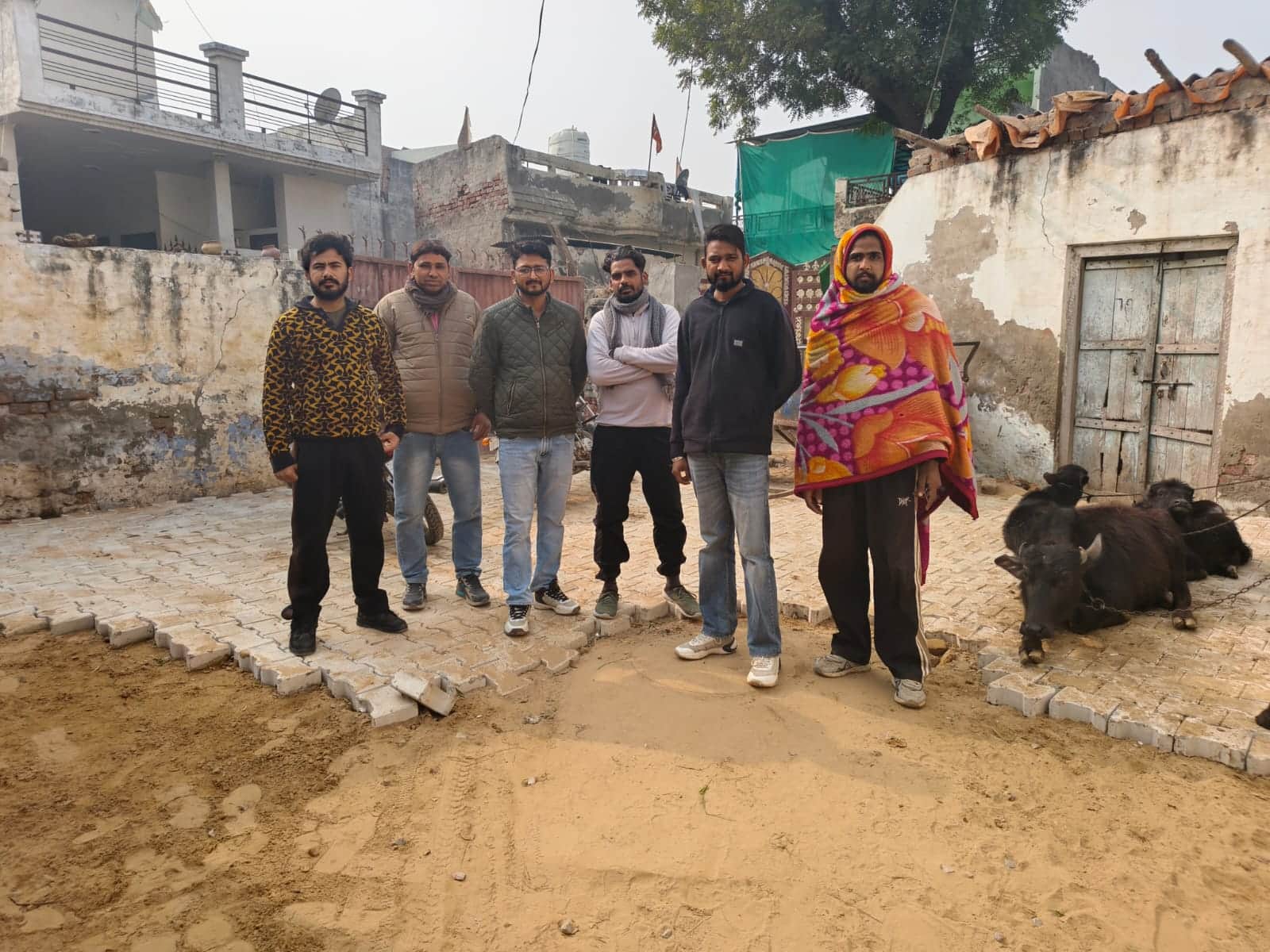 सिरसा। लोग आधी बनाई गली दिखाते हुए। संवाद