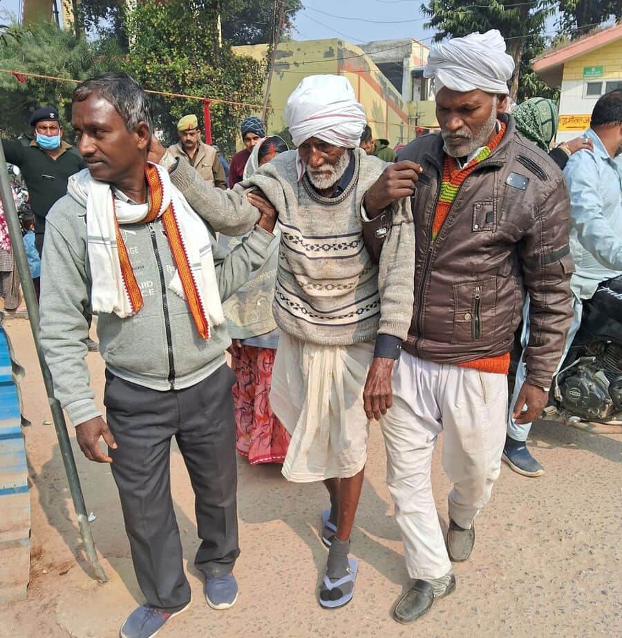  स्ट्रेचर न मिलने से मरीज को कंधे के सहारे ले जाते तीमारदार। संवाद