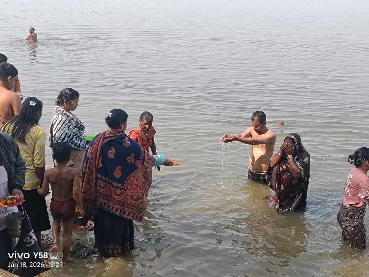 Thousands of people gathered in Kada for the Mauni Amavasya bath.
