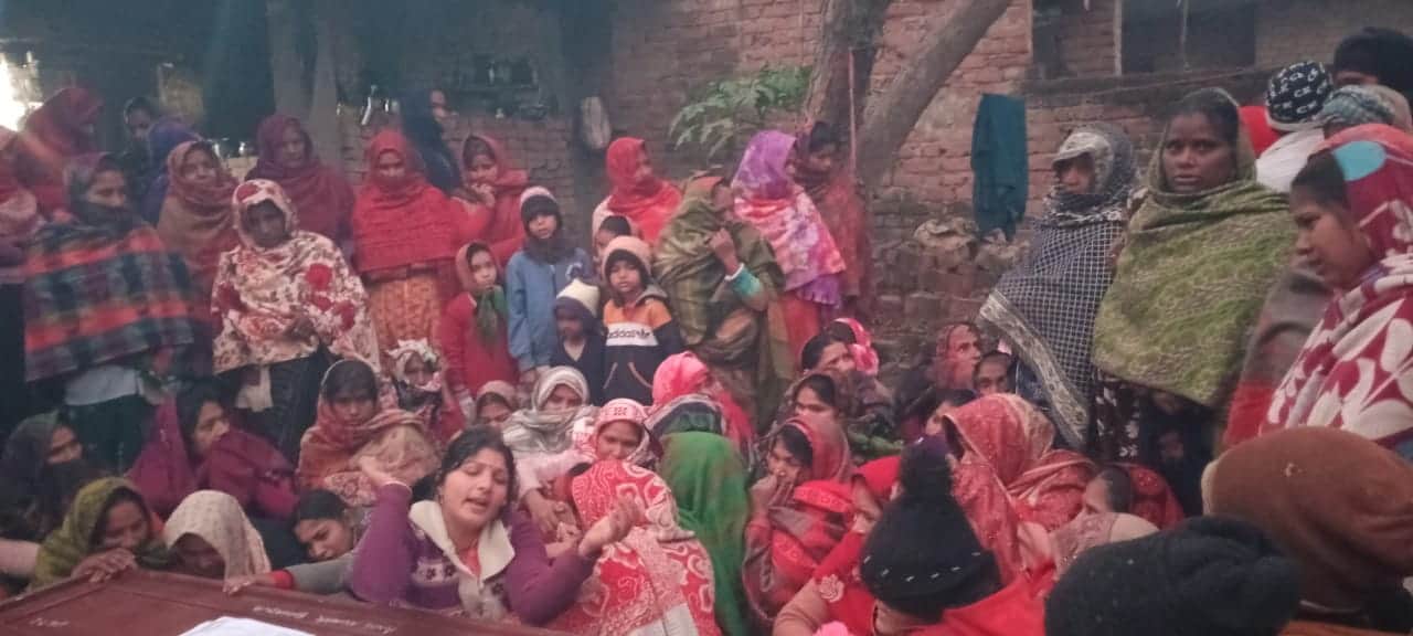 शाहगंज--- सऊदी में सड़क दुर्घटना में मृत चालक के शव आने पर रोते-बिलखते परिजन। संवाद