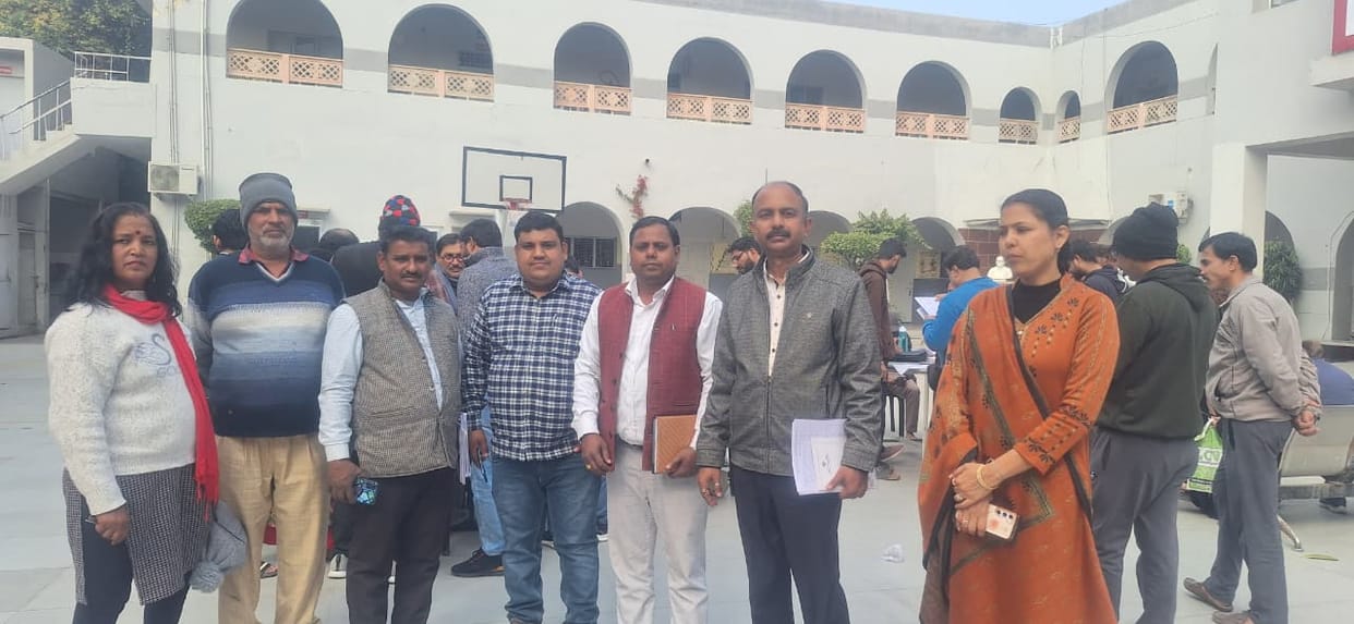 Commission's emissaries at the booths... 12,724 forms submitted in five hours