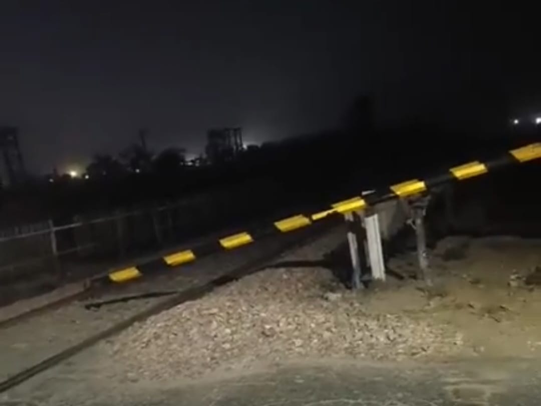 Railway gate broken due to vehicle collision in Narwana.