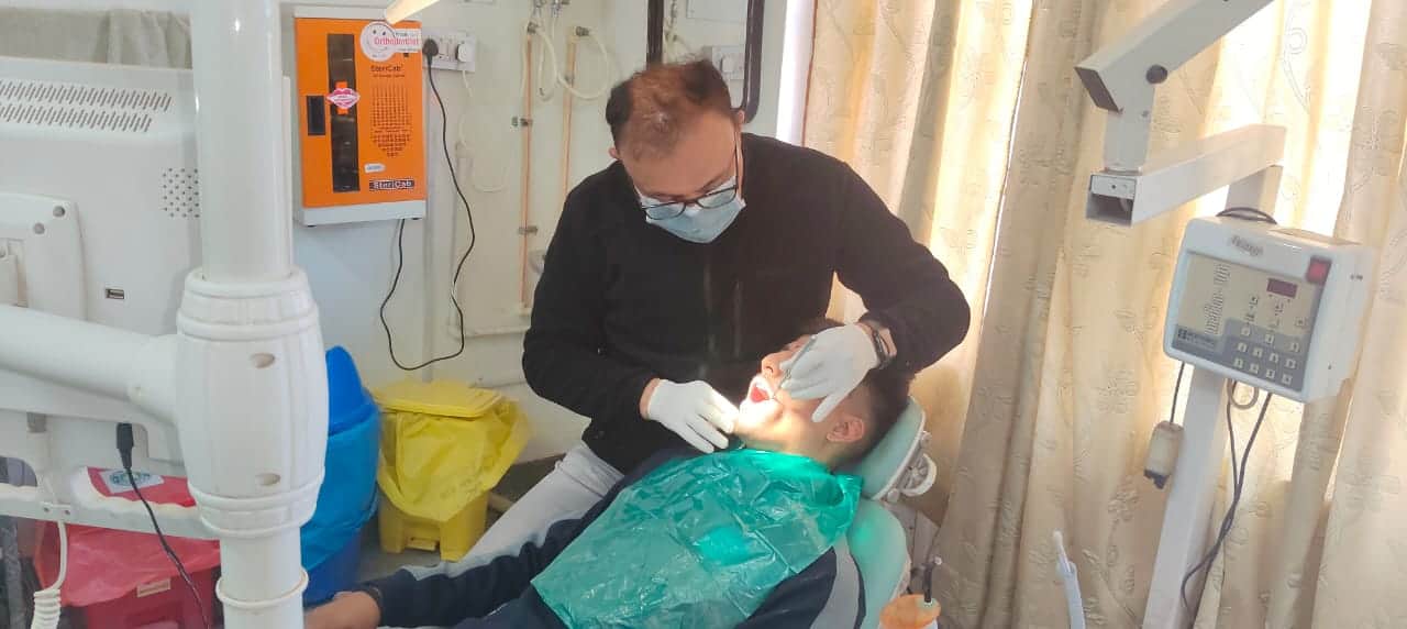 टौणी देवी अस्पताल में मरीज की जांच करते डॉ. कविश। स्रोत : स्वास्थ्य विभाग