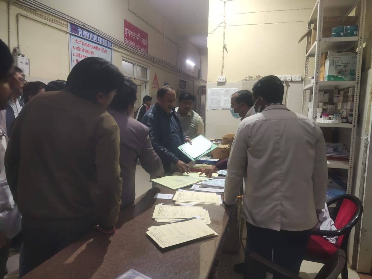 Inspection was conducted at the medical college, employees were found missing in the trauma centre.