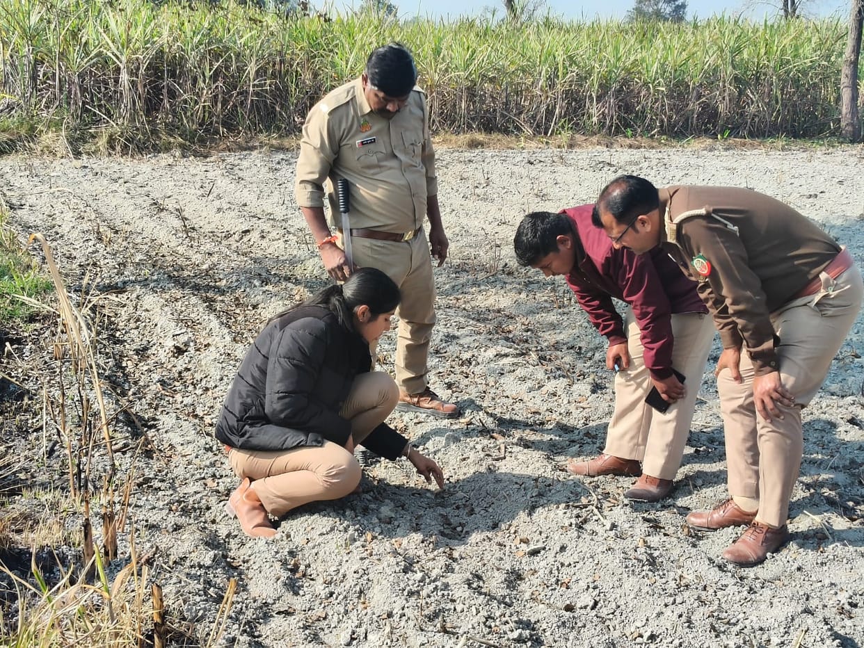 Department claims on the basis of footprints - leopard gone to Maharajganj