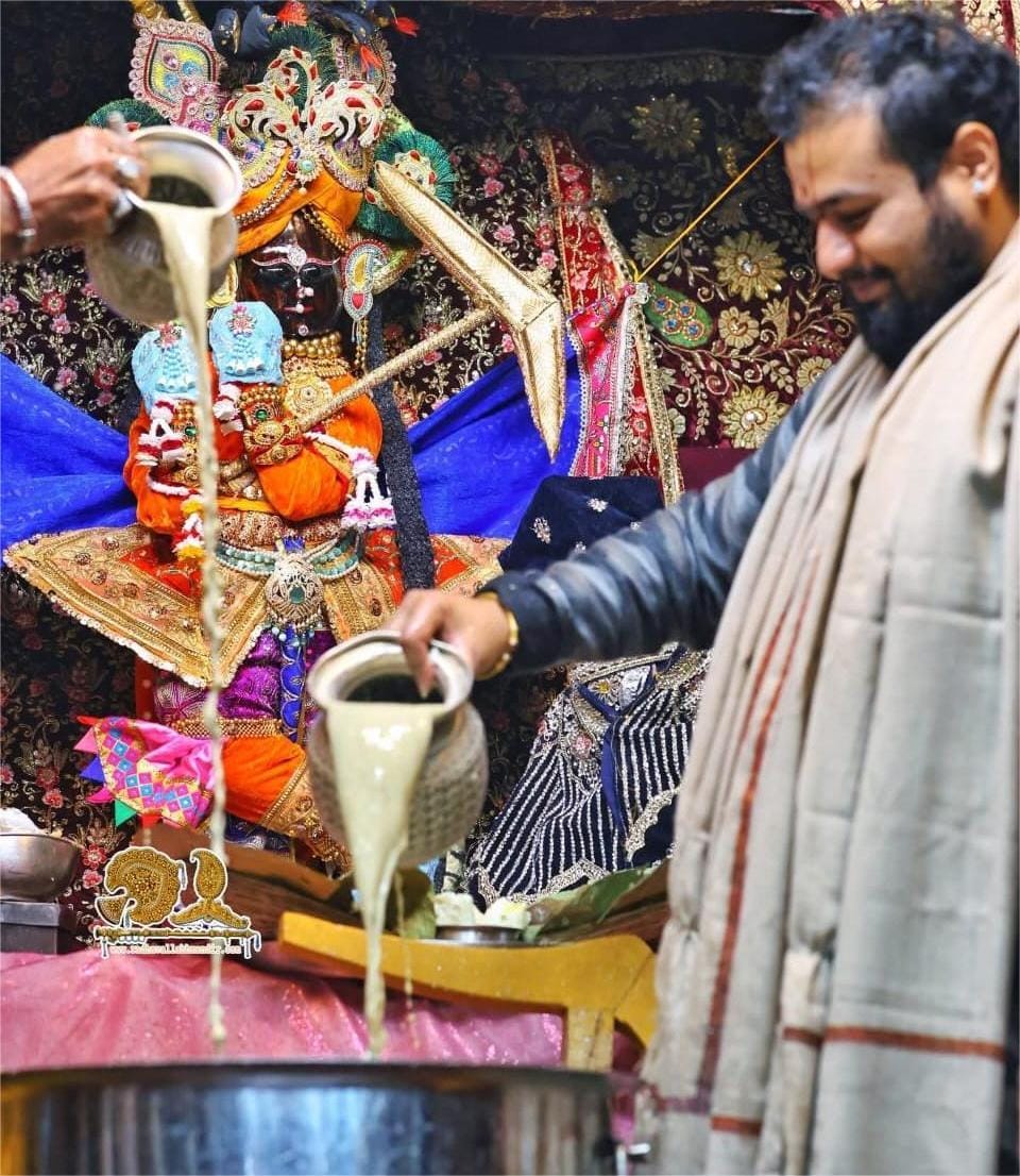 Thakur Radhavallabh Lal gave darshan in the form of Dauji.