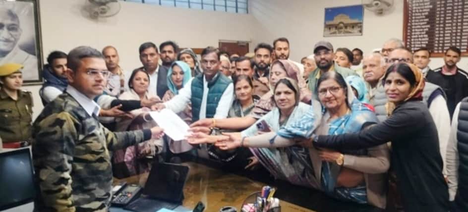 दौसा कलेक्टर को ज्ञापन देते विधायक