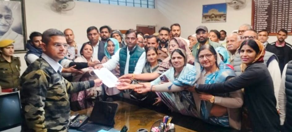 दौसा कलेक्टर को ज्ञापन देते विधायक