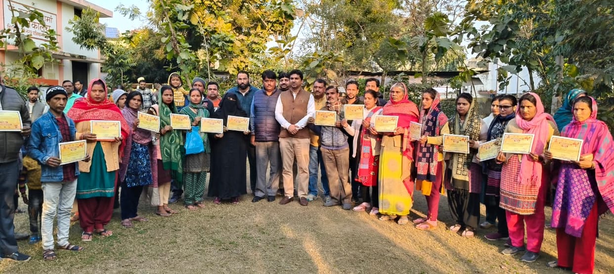 PM hands out certificates to beneficiaries of housing