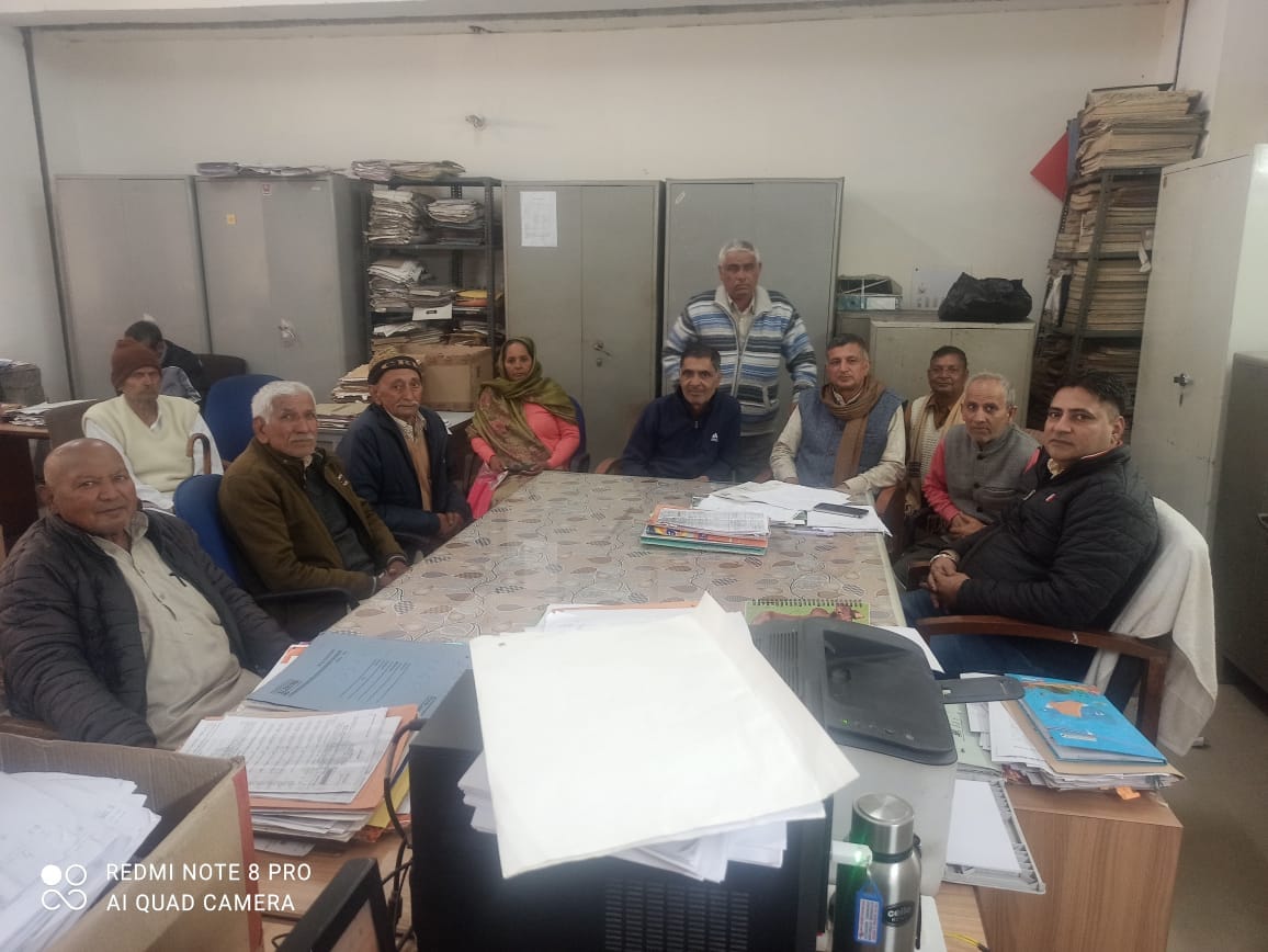 Retired employees held a meeting with the treasury officer.