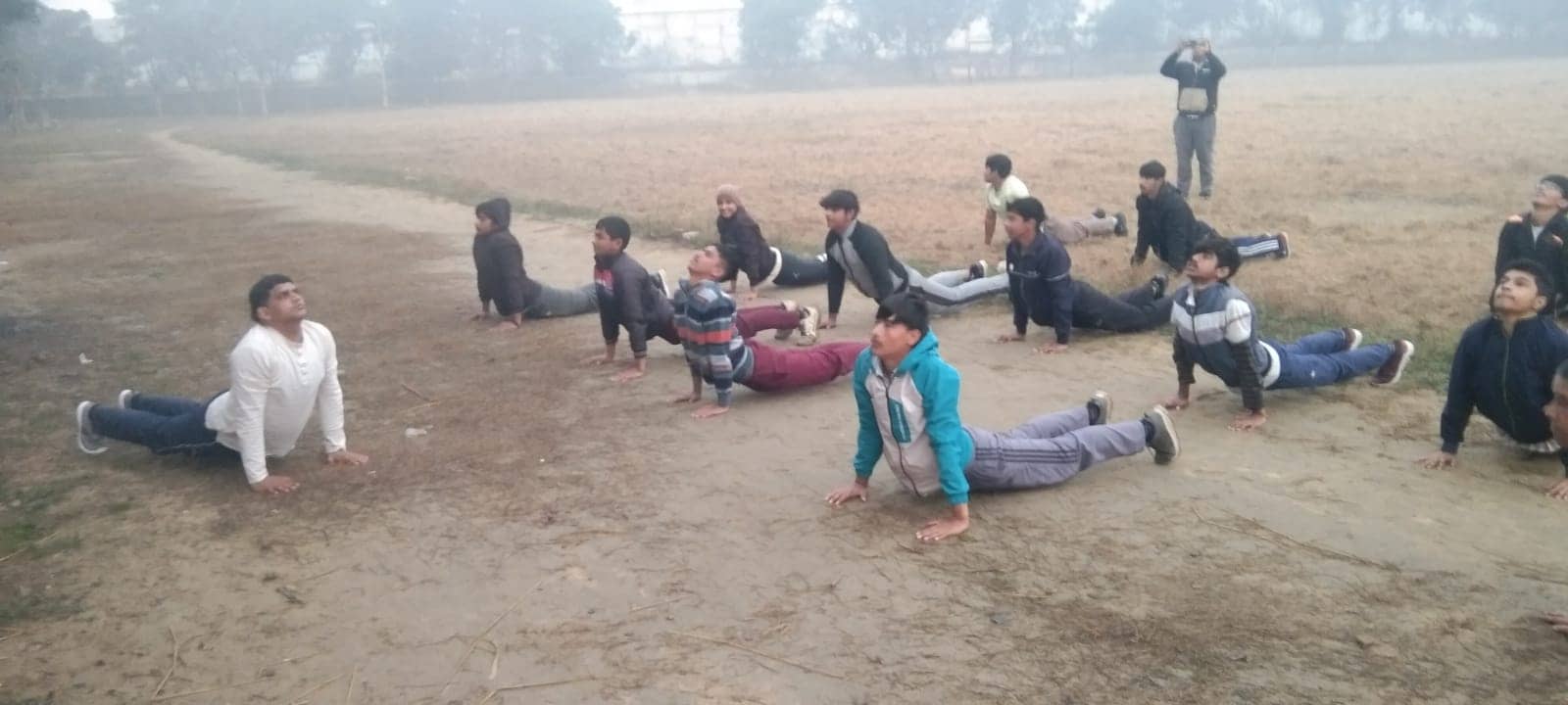 19jjrp04- सिलानी के राजीव गांधी खेल स्टेडियम में सूर्य नमस्कार करते युवा। स्रोत-आयोजक