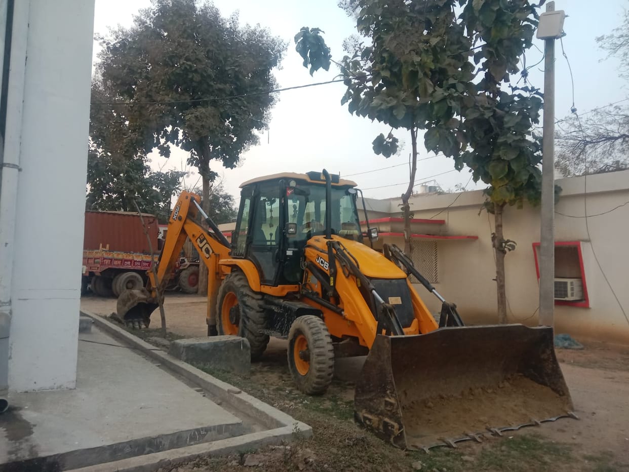 SDM confiscated the JCB that was mining on the banks of Yamuna.