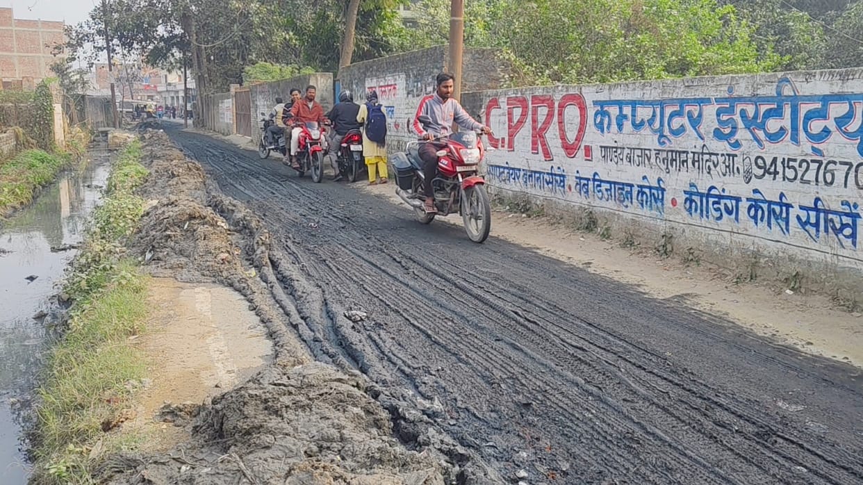 The garbage was removed from the drain and dumped onto the road, and vehicles trampled through the filth all day long.