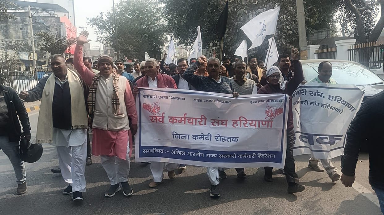 They demanded the repeal of the labor code and the restoration of the old pension scheme, and raised slogans.