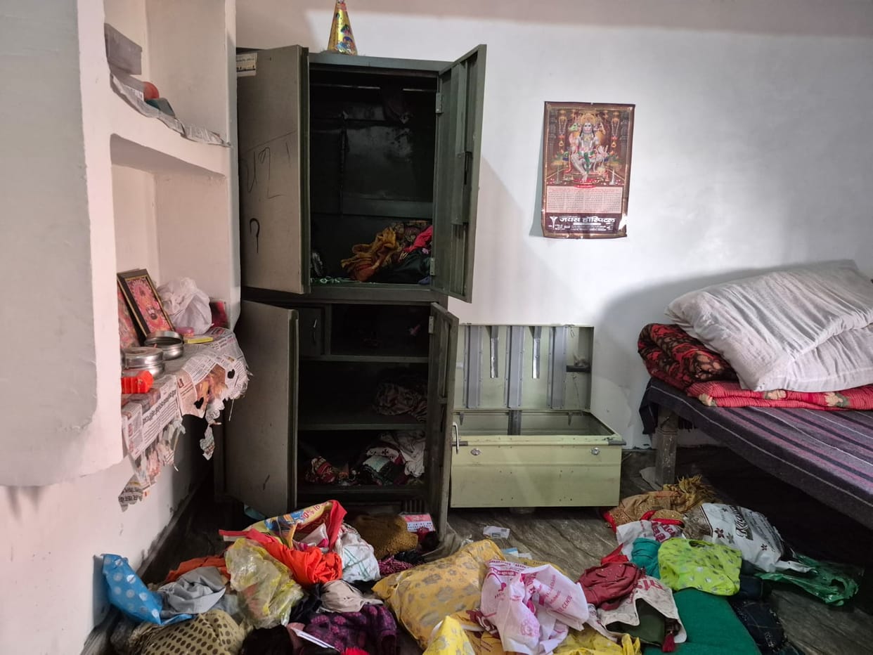 Thieves broke into two locked houses and stole jewellery worth lakhs of rupees.