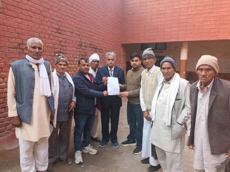 अपनी मांगों को लेकर ज्ञापन सौंपते नम्बरदार। स्रोत : एसोसिएशन