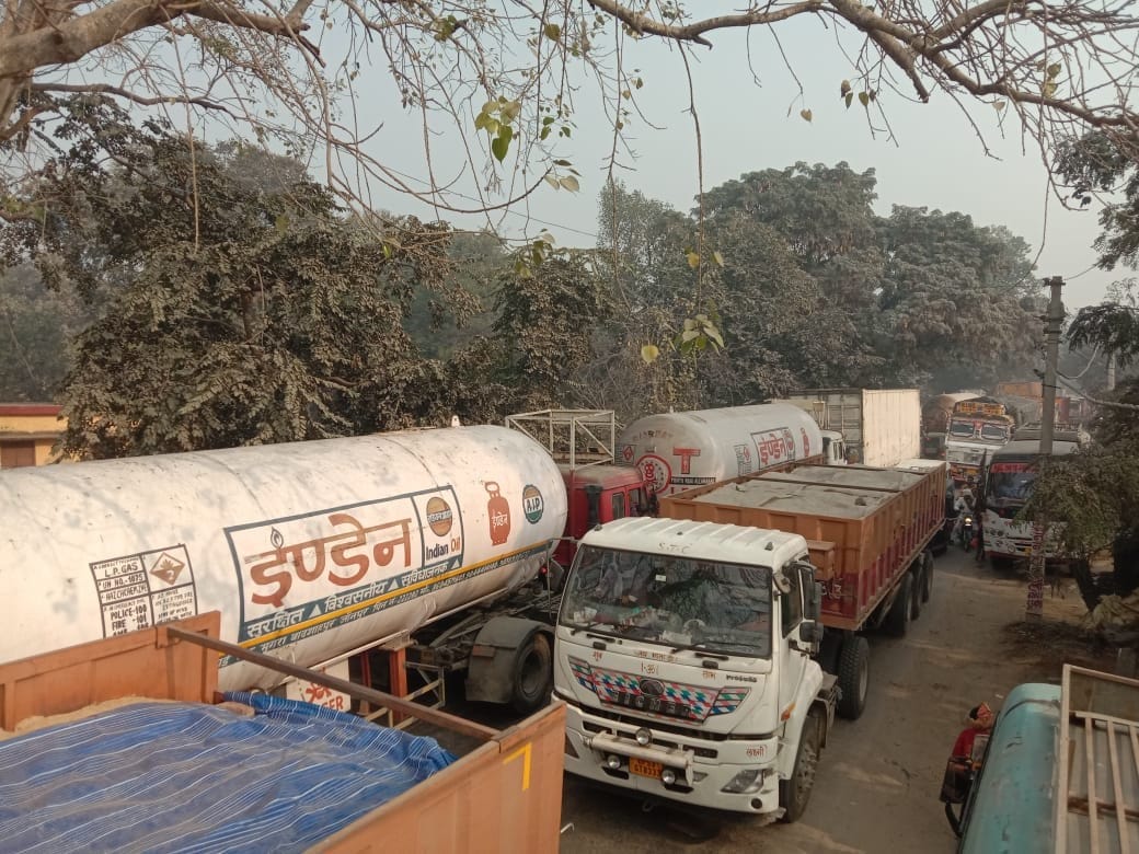 A traffic jam on NH-31 lasted for ten hours, causing many people to miss their trains