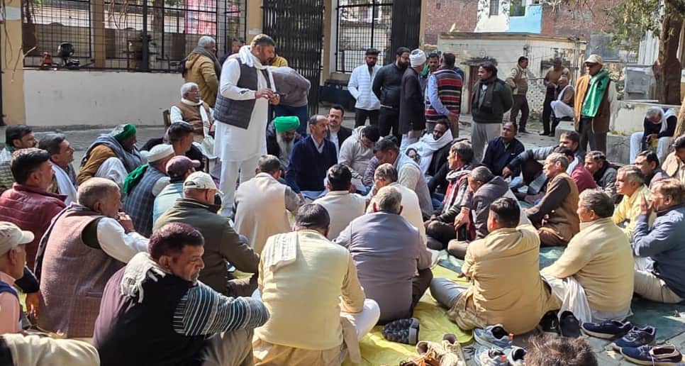 बिजनौर गन्ना समिति में भाकियू अराजनैतिक की बैठक को संबोधित करते जिलाध्यक्ष नितिन सिरोही। स्रोत