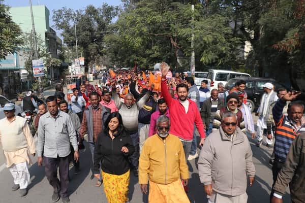 बिजनौर में प्रदर्शन करते हुए कलक्ट्रेट जाते बंगाली समाज के लोग व किसान। संवाद