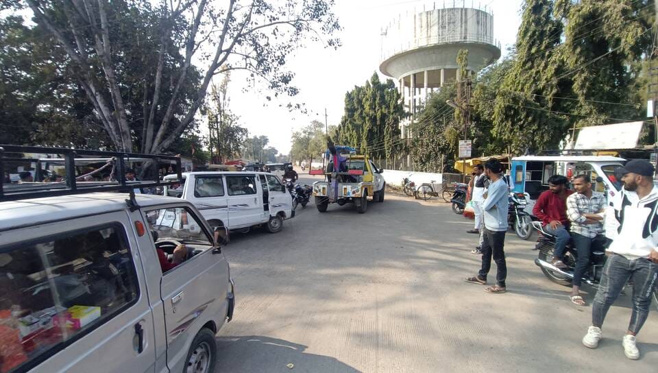 बस ने मारी कार को टक्कर, घायल को उपचार के लिए पहुंचाया जिला अस्पताल, रोड पर लगा जाम