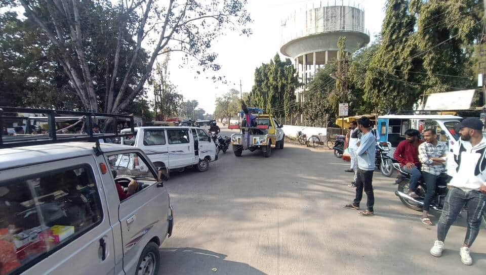 बस ने मारी कार को टक्कर, घायल को उपचार के लिए पहुंचाया जिला अस्पताल, रोड पर लगा जाम