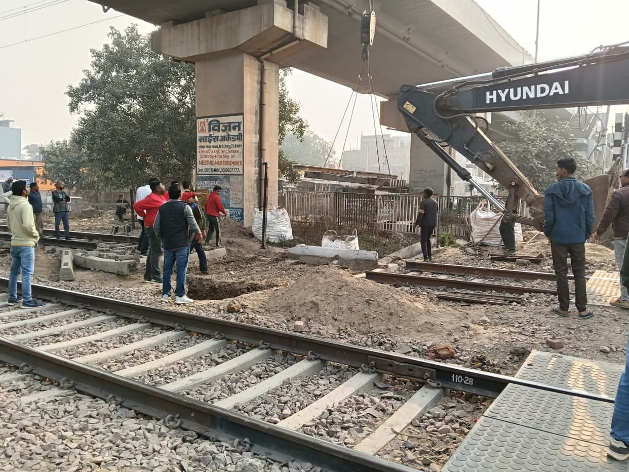 The slab launching work at Dhani railway crossing continued for 12 hours from morning.