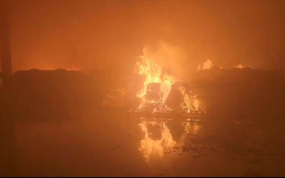 फोटो-12- नूडल्स बनाने वाली फैक्टरी में आग लगने के बाद उठती लपटें।