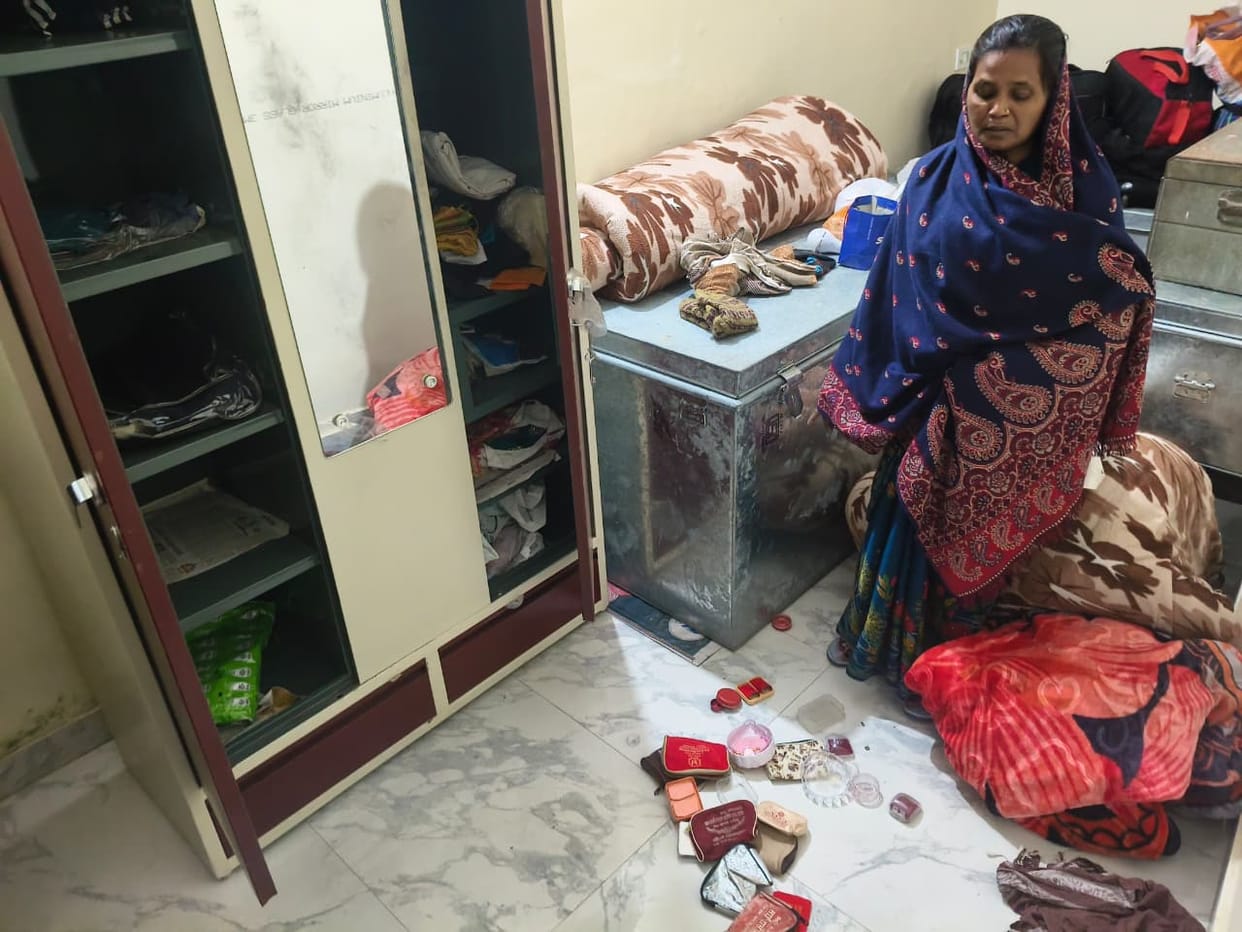 Thieves broke into a locked house and stole jewellery worth Rs 30 lakh and Rs 20,000.