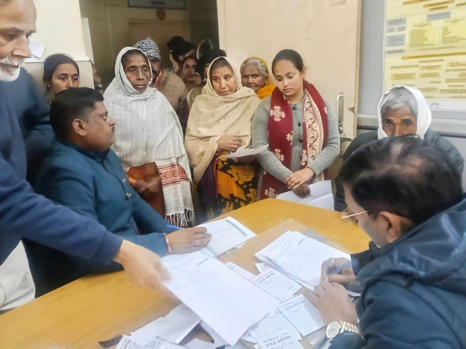 फोटो-15- मरीजों को देखते डॉक्टर कौशलेंद्र प्रकाश। संवाद