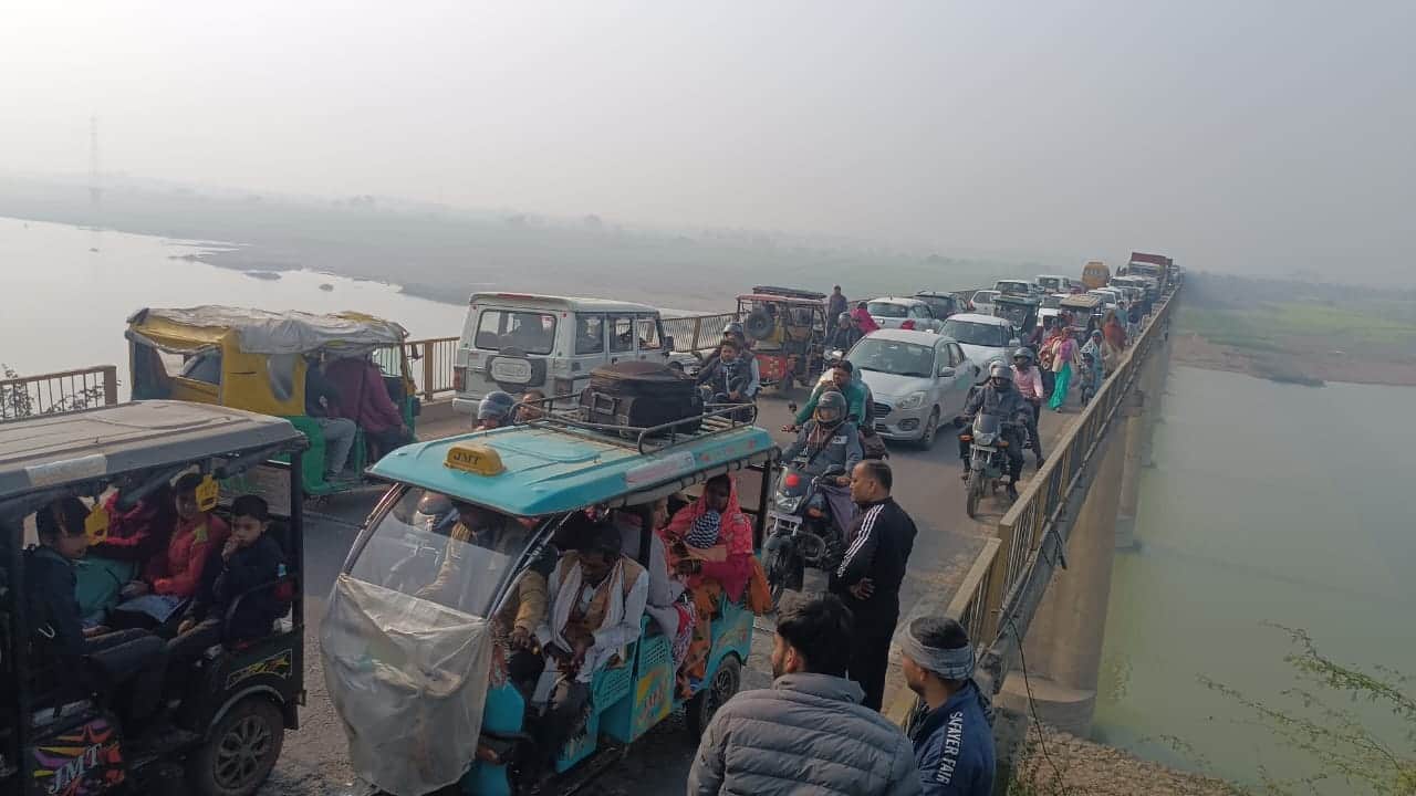 फोटो 19 एचएएमपी 18- बेतवा पुल पर लगी वाहनों की लंबी कतार। संवाद