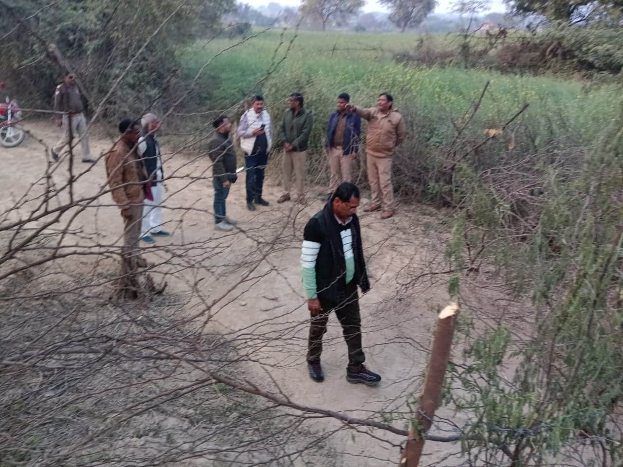 फोटो-21-डकोर में कब्जा घटवाती राजस्व व पुलिस विभाग की टीम। संवाद