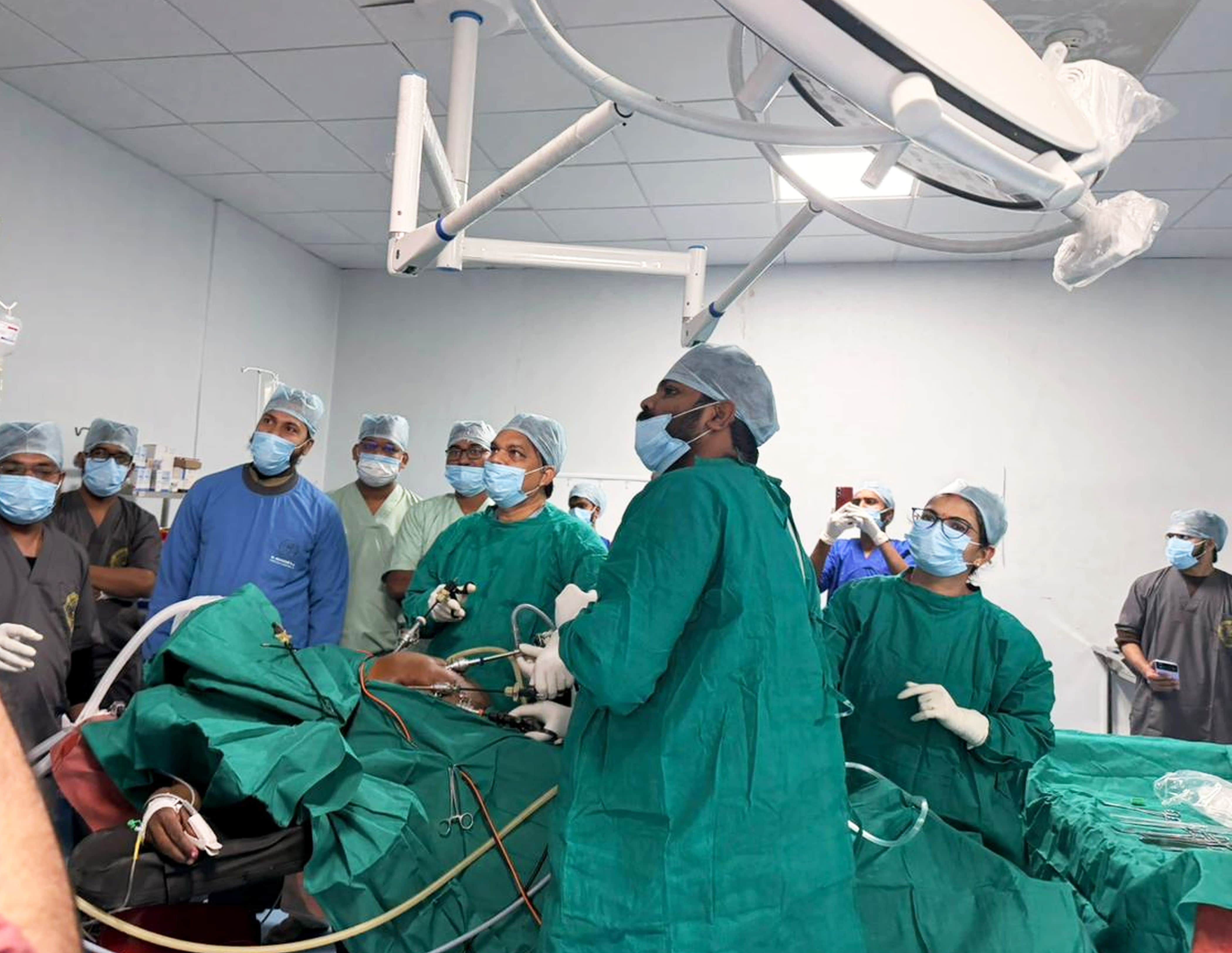 फोटो-23-मेडिकल काॅलेज में आपरेशन करते डॉक्टर। संवाद