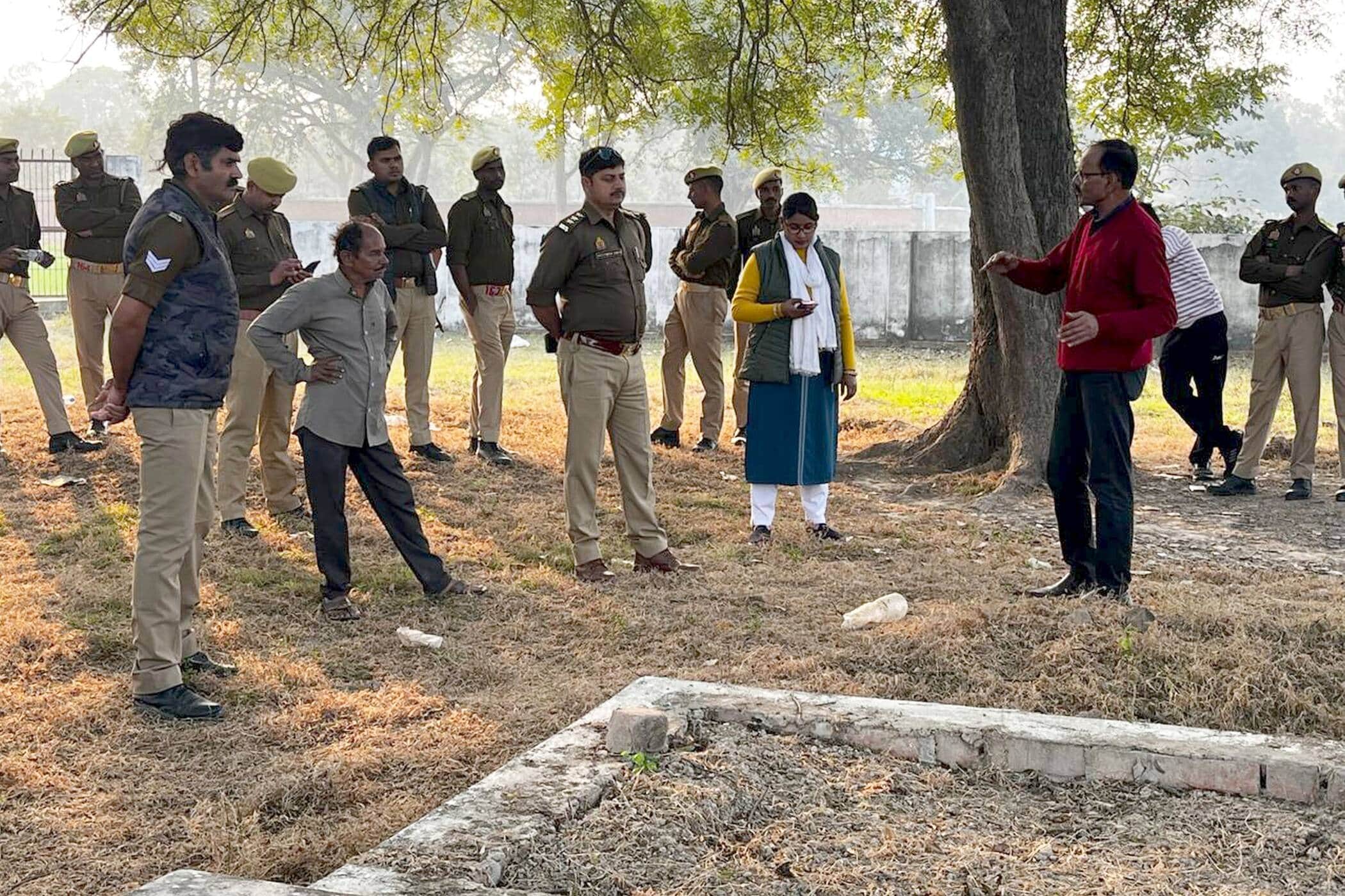 फोटो-28-मौके पर जांच करती नायब तहसीलदार लक्ष्मी बाजपेयी व मौजूद पुलिस बल। संवाद