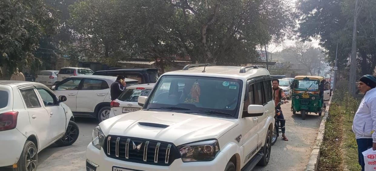 Vehicles parked at the main entrance of the Mini Secretariat will attract a challan.