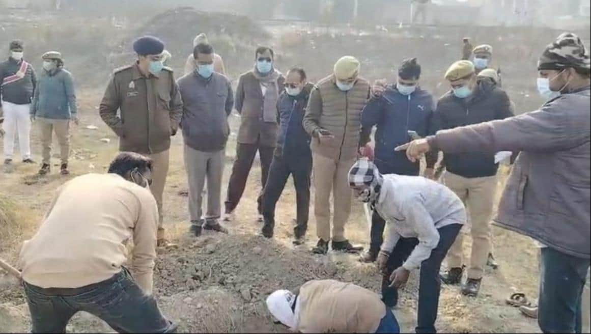 फोटो-30-दोबारा पोस्टमार्टम के लिए कब्र से शव निकलवाने के दौरान मौजूद पुलिस व प्रशासनिक अधिकारी।