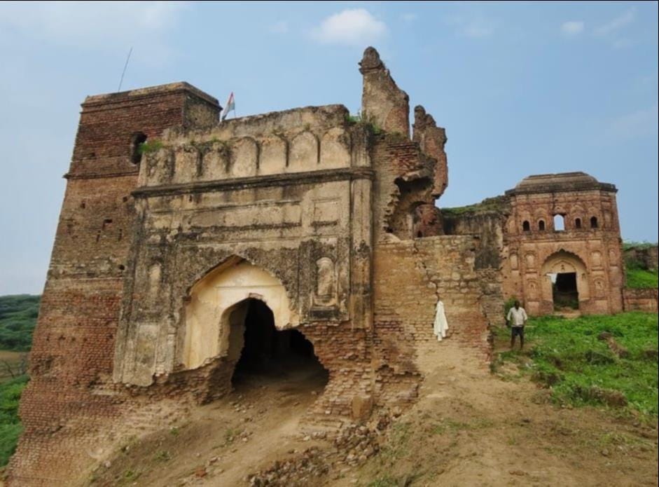 Be it the forts of kings or the platform of Tulsi... nothing is visible.
