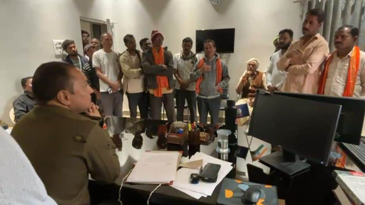 एएसपी से चर्चा करते परिजन।