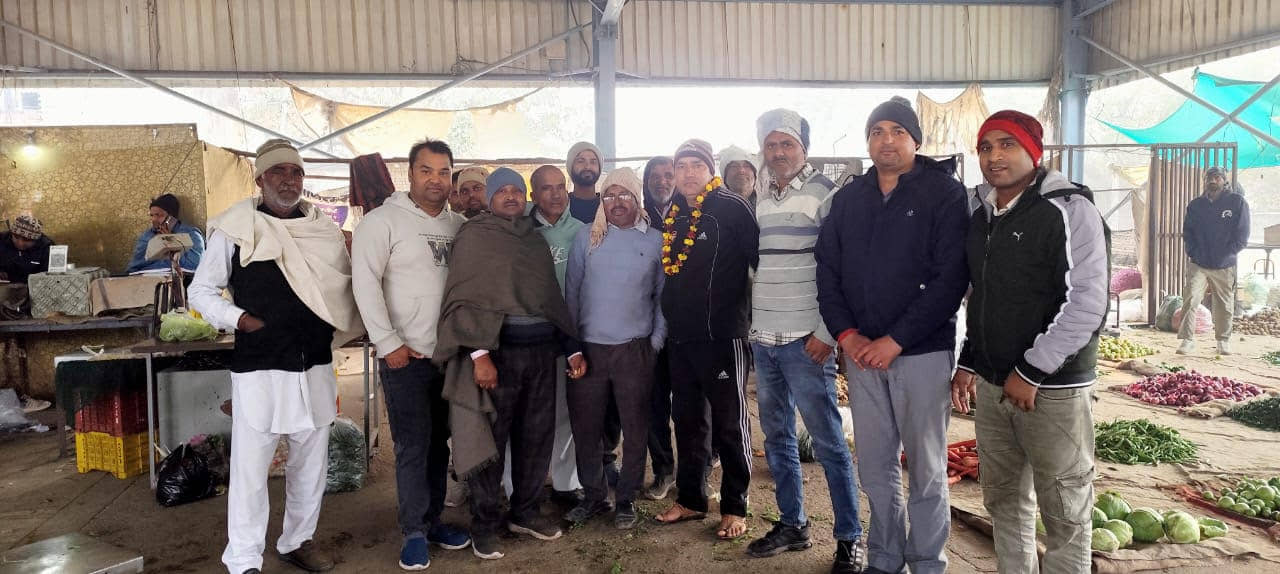 फोटो नंबर- 12नए पदाधिकारियों को फूल माला पहनाकर सम्मानित करते संस्था सदस्य। स्रोत-संस्था